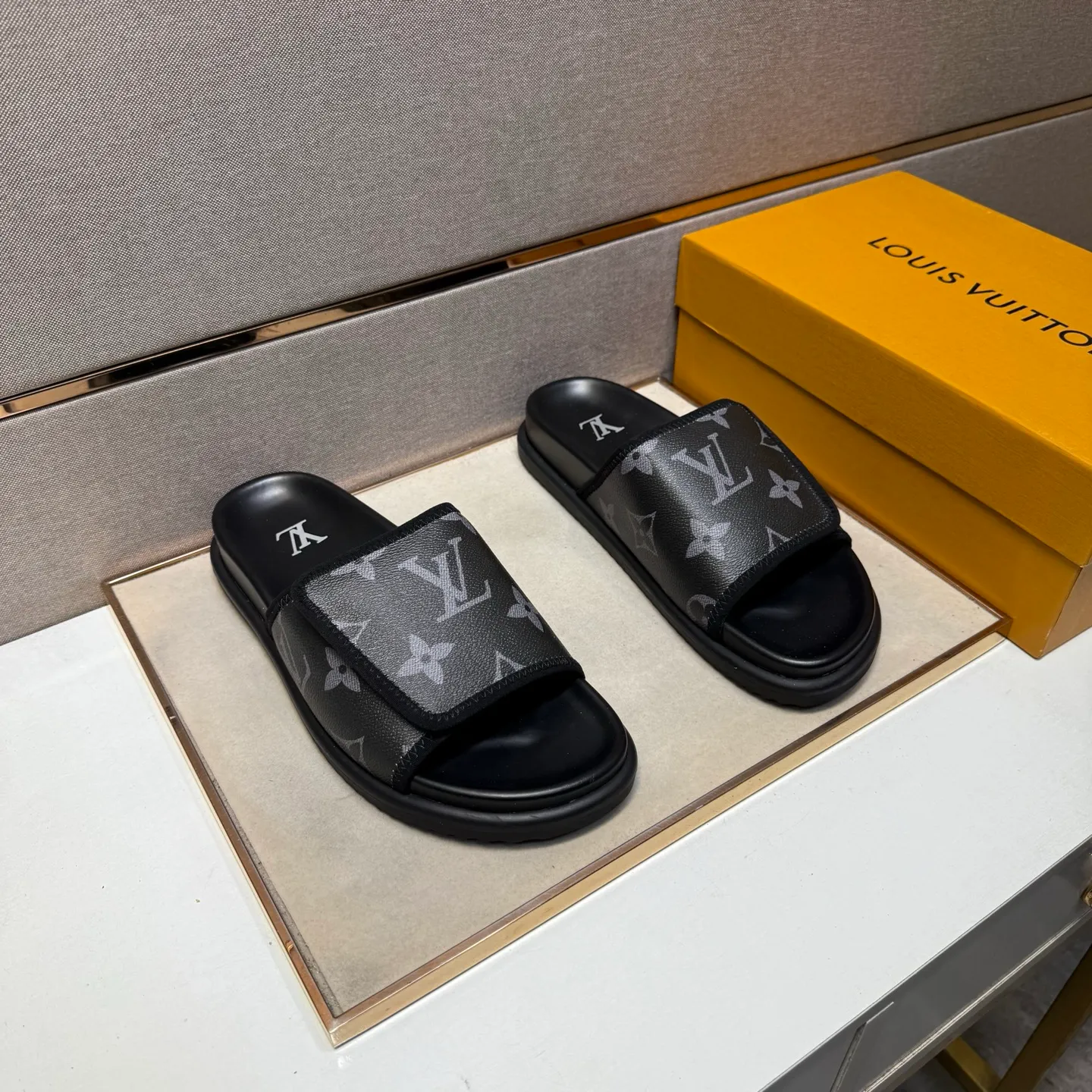 ⬛️Men's shoes 💰p320 [LV～] Men's casual slippers 2025z cabinet sales simultaneously 🔶Size: 38-44 #️⃣ 🔷3 colors🔜The upper is made of multi-material splicing ➕Genuine leather lining, comfortable and breathable, sole: original comfortable and wear-resistant outsole, ⚠️real thing📱photographed🎬real thing is better📢📢📢